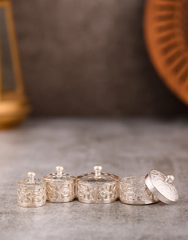 https://vardhamanjewellers.com/product/pure-silver-thali-set/